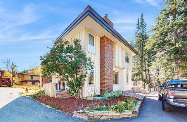 Mountain-view condo with deck, fireplace & washer/dryer - walk to free shuttle