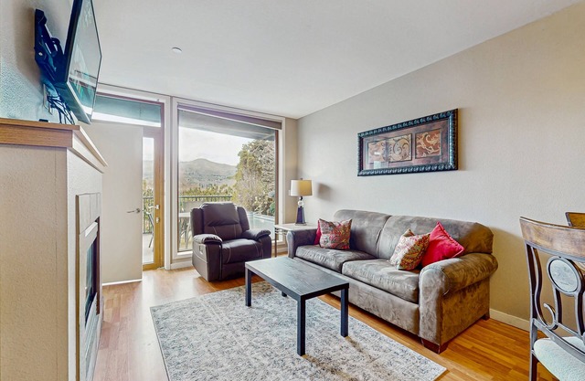 Condo avec vue sur la montagne avec balcon privé et piscine / bain à remous intérieur commun.