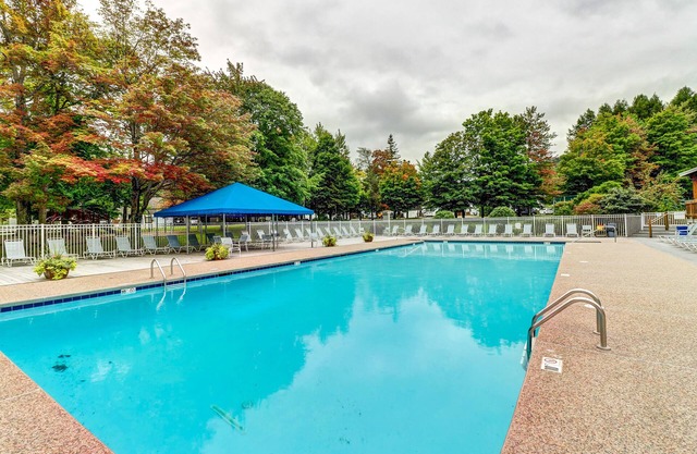 Mountain-view condo with fireplace, 3 pools, hot tub, tennis & gym - near skiing