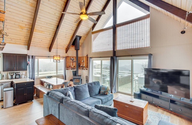 Mountain-View Deck: Cabin in Lake Arrowhead