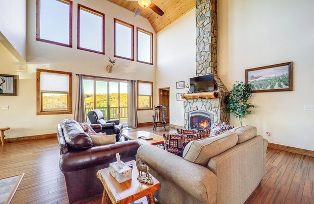 Mountain-View Deck: Group Getaway in Fleetwood