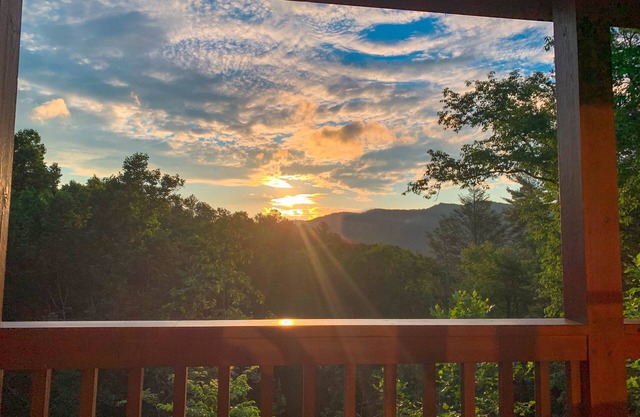 Mountain View / Dog-friendly / Cozy Cabin Retreat