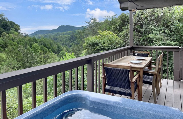 Mountain View! Dollywood 1 mi! Hot Tub, Fire Pit, Arcade, King Suites, Dogs OK!