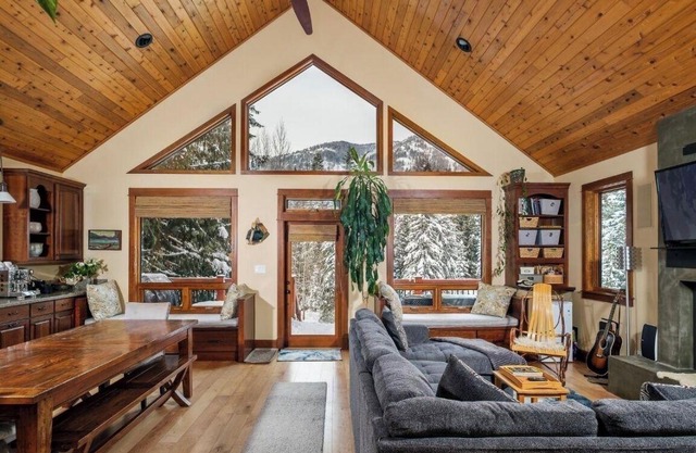 Mountain View Escape: Elegant Family-Friendly Home Near Red Mountain Ski Hill