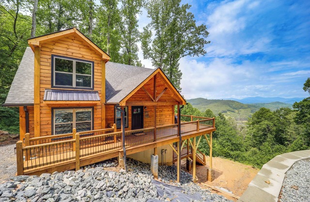 Mountain-View Fleetwood Retreat w/ Deck & Grill