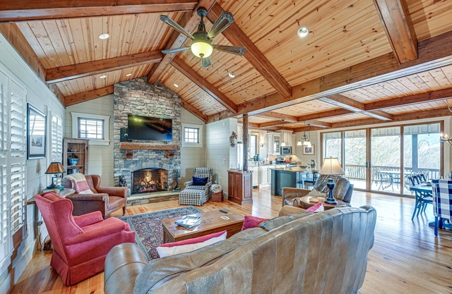 Mountain-View Georgia Cabin w/ 2 Decks