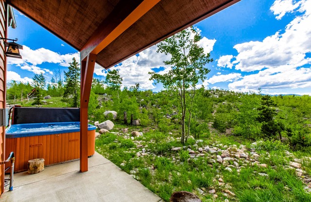 Mountain view home with private hot tub, fireplace, WiFi, and washer/dryer
