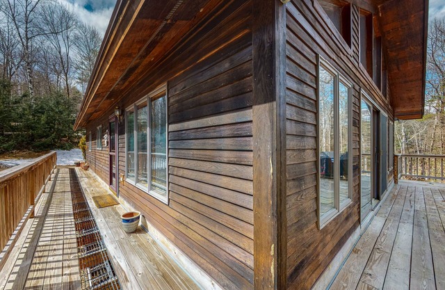 Mountain-view lodge with deck, fireplace, pool table, W/D, and fast WiFi