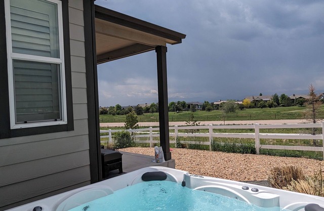 Mountain View Modern Ranch - Incredible views! Hot tub! Walk to park!