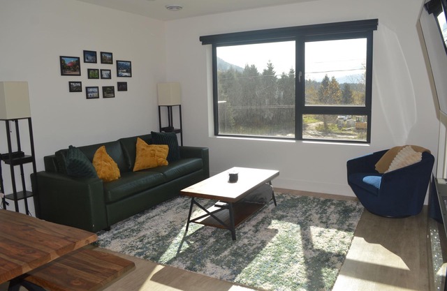 Mountain View Condo w/Hot Tube! 2B/1B - Central between Ski Resort and Downown