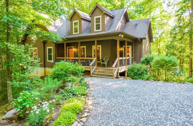 Mountain-view retreat with a wood-burning fireplace, grill, AC, & W/D