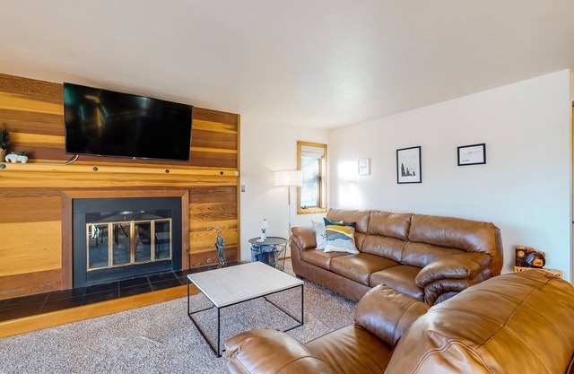 Mountain view ski condo with gas fireplace, pool, & hot tub - washer/dryer access