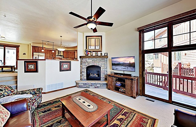 Mountain View Townhome with Private Hot Tub, 2 Gas Fireplaces - Near Skiing