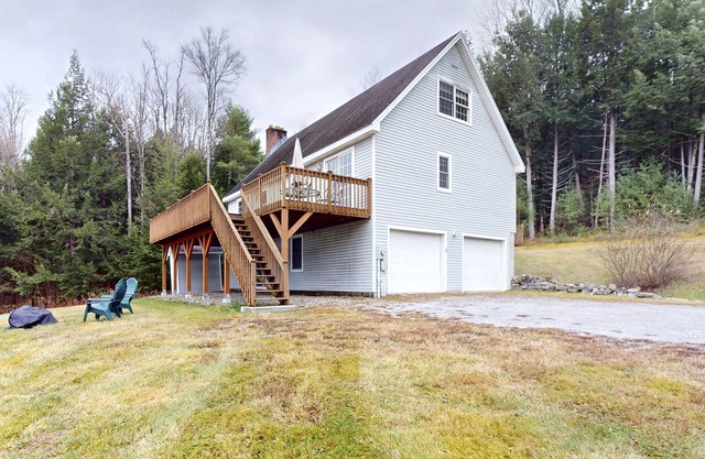 Mountain view home with deck, wood fireplace, washer/dryer, and high-speed WiFi