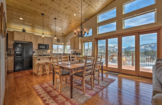 NOUVEAU! South Lake Tahoe House avec terrasse avec vue sur la montagne!
