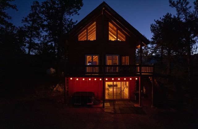 Mountain Views - 3BR Cabin, Pet-Friendly, Hot Tub!