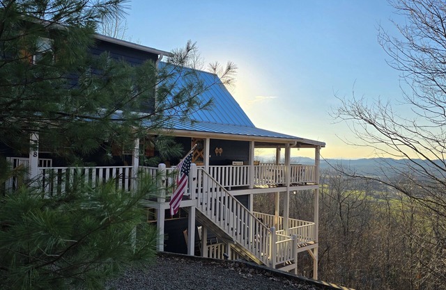 Mountain Views- Appalachian Mtns / Smokies. Waterfalls, trails, casino nearby!