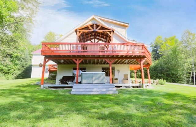 Mountain Views, Hot Tub near Hiking, Ski & Santa's Village