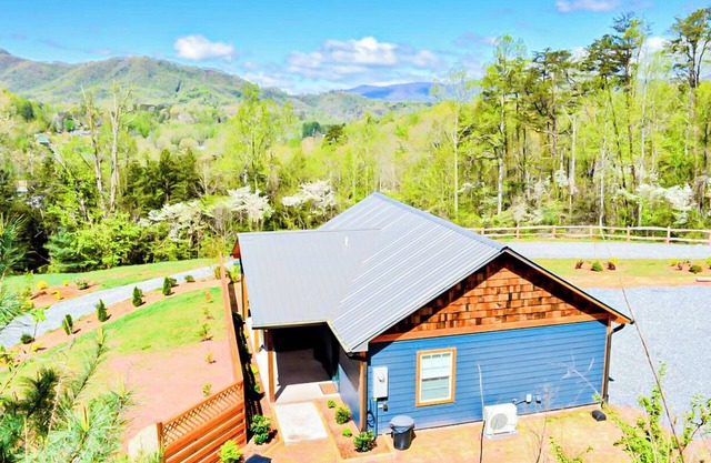 The Blue Moose: près de la ville, vue sur la montagne, bain à remous et plus !!