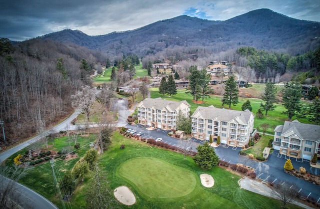 NOUVELLEMENT LISTÉ! BELLES VUES SUR LA MONTAGNE! PROCHE DE TOUT À MAGGIE. AU COURS DE GOLF.