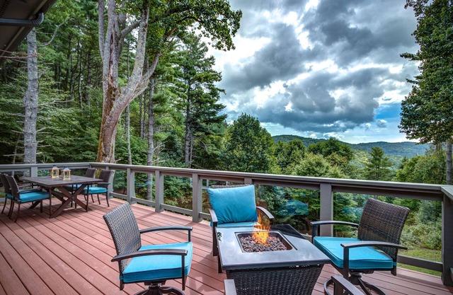 ☆ Mountain Views with Hot Tub, Fire Table, Game Room, Located in Blowing Rock