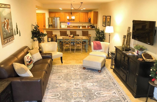 Mountain Village 1-Bedroom Retreat With Pool, Hot Tubs