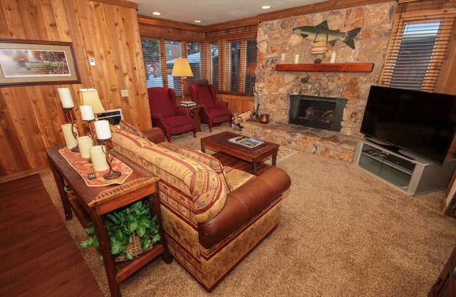 Mountainback # 49, Den: 2 BR / 2 BA à Mammoth Lakes, pour 7 personnes
