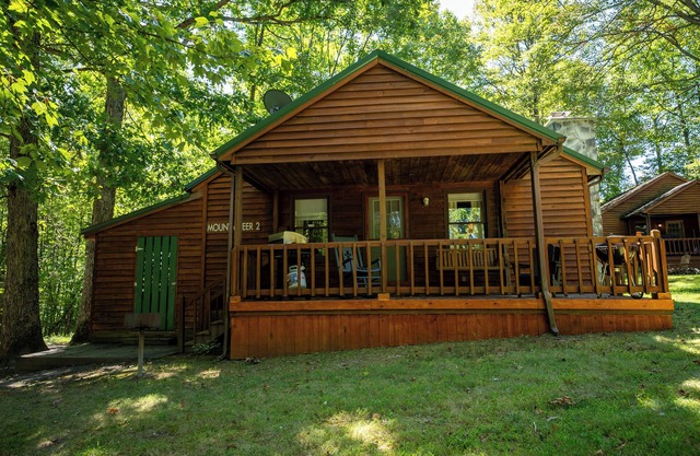 Cabines près du New River Gorge avec bain à remous et cheminée