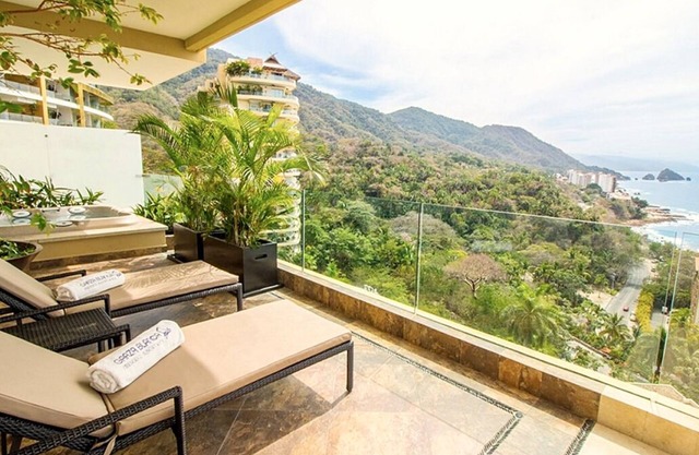 Mountainside 2 Bedroom Residence with Ocean Views & Jacuzzi