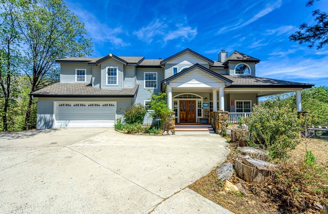 Mountainside home, dog-friendly, with hot tub, fireplace, washer/dryer & WiFi