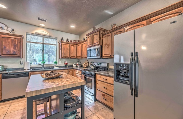 Charmante maison Ruidoso avec bain à remous et gril privés!