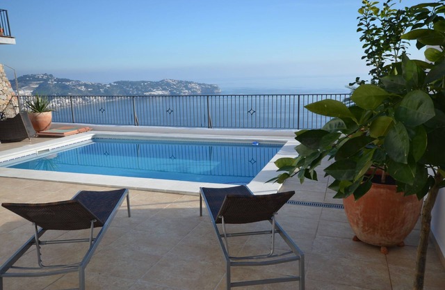 Villa à flanc de montagne et vue plongeante sur la mer, un paradis sur terre
