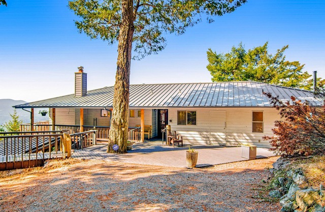 Mountaintop escape with stunning water views, private sauna & foosball