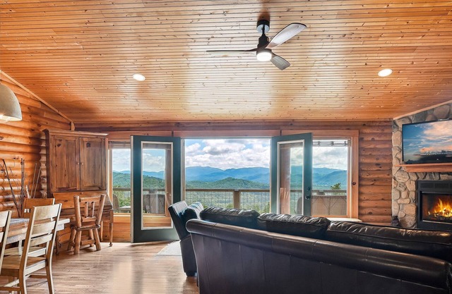 Mountaintop Log Cabin w / Spectacular Views-20 minutes du centre-ville d'Asheville!