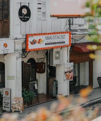 Moustachz Hauze , Georgetown