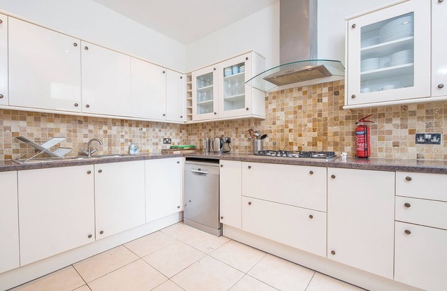 Mowbray House, Holiday Cottage Fishguard, Sleeps 6, 3 bedrooms, bathrooms