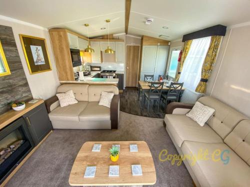 MP413 - Camber Sands Holiday Park - Close to Facilities - Free Wifi - Sleeps 8 - Large Decking