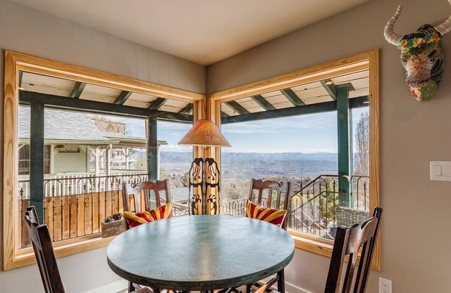 Mrs. Garcia's Bungalow W/ Captivating Views