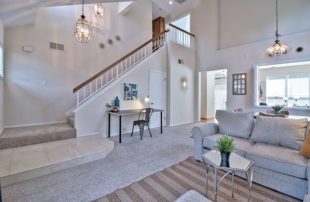 MSP1: 4bd/2.5ba home with easy access to 68O, 1O1, 88O Fwys
