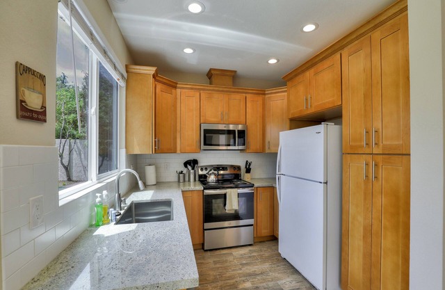 MSP2: Remodeled Executive 4 bd/3 ba Home easy access to 68O, 1O1, 88O Fwys