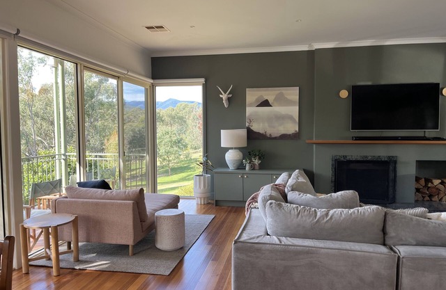 Mt Buller- Delatite River House Sleeps 12