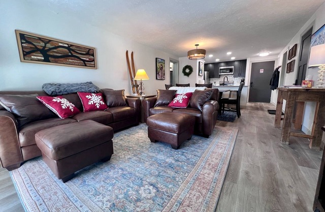 Mt. Crested Butte first-floor condo - Pool & Hot Tub - Walk or bus to ski base