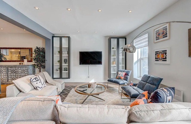 MTL Townhouse- 3 bdr in the heart of the city