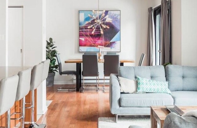 Suite 101: emplacement Prime Plateau, étapes de métro, 3 lits Queen, 1,5Ba, Netflix