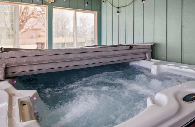 MTM Premier, Hot Tub, 5-Bedroom, 2 King Beds