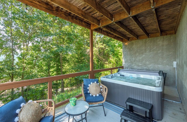 Power, Water & WiFi! Cozy Cabin, Views, Hot Tub + Wood Stove & Close to Town.