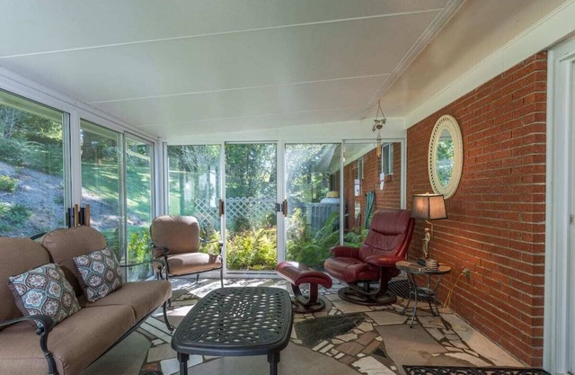 Mins to Downtown Burnsville, EV Level 2 Charger, Private, WiFi, Grill.
