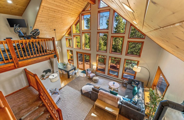 Views! 4 King Ensuites + Bunk Room! Gym! Hot tub!