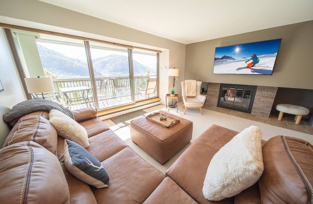 Mtn Views, Modern Furnishings, Shuttle to Slopes