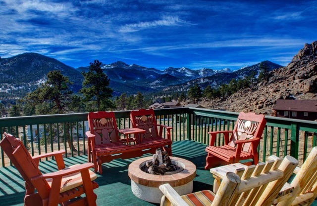 Park Entrance Lodge-RMNP Views, Firepit, BB Court, 8 Person Hot Tub